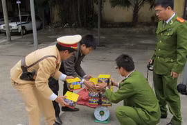 Bắt giữ pháo lậu. (Ảnh minh họa: Trang Trang-Trần Đức Dương/TTXVN)