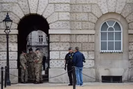 Cảnh sát Anh tăng cường tuần tra tại thủ đô London sau vụ đánh bom. (Ảnh: AFP/TTXVN)