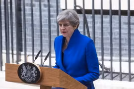 Thủ tướng Anh Theresa May phát biểu tại Nhà số 10 phố Downing ngày 9/6. (Ảnh: THX/TTXVN)