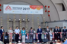 Các đại biểu cắt băng khai mạc Lễ hội Việt Nam năm 2017 tại Nhật Bản. (Ảnh: Gia Quân/Vietnam+)