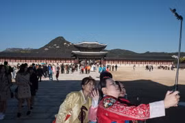 Khách du lịch tham quan cung điện Gyeongbokgung ở Seoul, Hàn Quốc. (Ảnh: AFP/TTXVN)