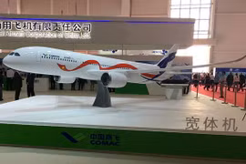 Mô hình máy bay phản lực rộng của COMAC tại một triển lãm Không gian và Hàng không Quốc tế Trung Quốc. (Nguồn: Reuters)