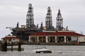 Một nhà máy lọc dầu ngập trong nước lũ sau bão Harvey tại Port Aransas, bang Texas, Mỹ ngày 27/8 vừa qua. (Ảnh: AFP/TTXVN)