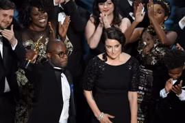 Bộ phim Moonlight của đạo diễn Barry Jenkins (giữa) được trao giải Phim truyện xuất sắc nhất sau khi giải thưởng danh giá này bị trao nhầm cho phim La La Land. (Ảnh: AFP/TTXVN)