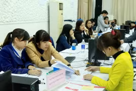 Tiếp nhận hồ sơ quyết toán thuế tại Cục Thuế Hà Nội. (Ảnh: Hoàng Hùng/TTXVN)