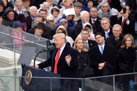 Tân Tổng thống Mỹ Donald Trump phát biểu ngay sau khi nhậm chức. (Ảnh: AFP/TTXVN)