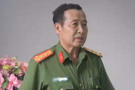 Đại tá Phạm Văn Ngân, Phó Giám đốc Công an tỉnh Vĩnh Long thông tin vụ việc tại buổi họp báo. (Nguồn: kiemsat.vn)