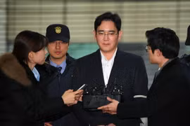 Lãnh đạo tập đoàn Samsung Lee Jae-Yong (giữa) tới văn phòng công tố đặc biệt ở Seoul, Hàn Quốc ngày 22/2 vừa qua. (Ảnh: AFP/TTXVN)