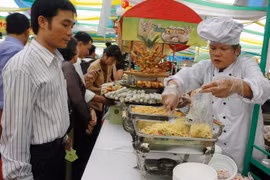 Khách đến thưởng thức các món ăn chay. (Ảnh: Kim Phương/TTXVN)