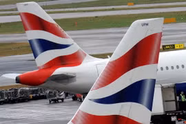 Máy bay của Hãng British Airways tại sân bay Heathrow ở London, Anh. (Ảnh: EPA/TTXVN)