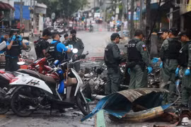 Lực lượng rà phá bom điều tra tại hiện trường một vụ đánh bom ở tỉnh Yala, Thái Lan. (Ảnh: AFP/TTXVN)