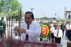 Phó Thủ tướng Trương Hòa Bình dâng hương tại nghĩa trang Liệt sỹ Quốc Gia Đường 9. (Ảnh:Trần Tĩnh/TTXVN)