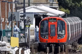 Cảnh sát Anh điều tra tại khu vực ga tàu điện ngầm Parsons Green ở London sau vụ đánh bom. (Ảnh: AFP/TTXVN)