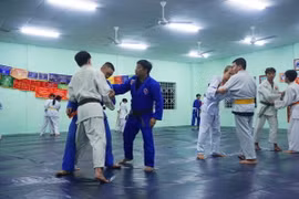 Thầy Sơn tận tình hướng dẫn các động tác cho học viên. (Nguồn: TTXVN)