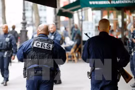 Cảnh sát Pháp tuần tra tại sân ga Gare du Nord sau khi một nghi phạm tấn công cảnh sát bị bắt giữ. (Nguồn: AFP/TTXVN)