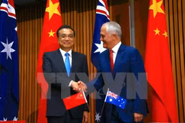 Thủ tướng Australia Malcolm Turnbull và người đồng cấp Trung Quốc Lý Khắc Cường. (Nguồn: AFP/TTXVN)