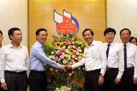 Ủy viên Bộ Chính trị, Bí thư Trung ương Đảng, Trưởng Ban Tuyên giáo Trung ương Võ Văn Thưởng chúc mừng Hội Nhà báo Việt Nam. (Ảnh: Nguyễn Dân/TTXVN)