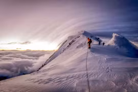 Những người leo núi chinh phục đỉnh núi Jengish Chokusu, nằm giữa Kyrgyzstan và Trung Quốc. (Nguồn: NatGeo)