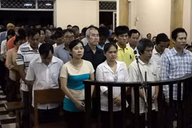 Các bị cáo nghe toà tuyên án. (Ảnh: Công Mạo/TTXVN)