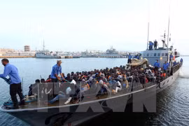 Người di cư trên biển Địa Trung Hải được Lực lượng bảo vệ bờ biển Libya giải cứu và đưa về căn cứ của hải quân ở Tripoli. (Nguồn: AFP/TTXVN)
