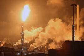 Lửa khói bốc lên trong vụ hỏa hoạn tại nhà máy lọc dầu Shell Pernis ở Rotterdam ngày 29/7. (Nguồn: AFP/TTXVN)