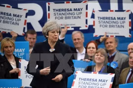 Thủ tướng Anh Theresa May gặp những người ủng hộ trong chiến dịch tranh cử ở Newcastle ngày 12/5. (Nguồn: AFP/TTXVN)