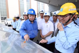 Bộ trưởng Bộ Tài nguyên và Môi trường Trần Hồng Hà kiểm tra tại Công ty FHS. (Ảnh Công Tường/TTXVN)