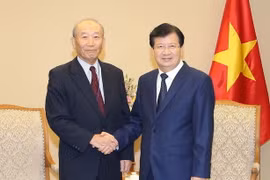 Phó Thủ tướng Trịnh Đình Dũng tiếp Phó Chủ tịch Hội đồng thúc đẩy ngoại giao nhân dân Nhật Bản (FEC) Yoshihiko Nakagaki. (Ảnh: Doãn Tấn/TTXVN)
