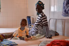 Trẻ em bị suy dinh dưỡng điều trị tại bệnh viện ở Tillaberi, Tây Niger. (Nguồn: AFP/TTXVN)