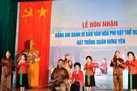 Tiết mục biểu diễn của Câu lạc bộ Trống quân xã Dạ Trạch, huyện Khoái Châu. (Ảnh: Mai Ngoan/TTXVN)