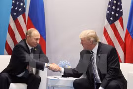 Tổng thống Mỹ Donald Trump (phải) và Tổng thống Nga Vladimir Putin trong cuộc gặp bên lề Hội nghị Thượng đỉnh G20 tại Hamburg, Đức ngày 7/7. (Nguồn: EPA/TTXVN)
