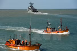 Tàu khu trục ARA Sarandi của Hải quân Argentina tham gia chiến dịch tìm kiếm tàu ngầm ARA San Juan mất tích tại Mar del Plata ngày 21/11. (Nguồn: AFP/TTXVN)