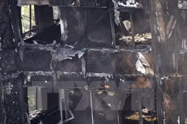 Tòa nhà chung cư Grenfell Tower bị thiêu rụi sau vụ hỏa hoạn. (Nguồn: AFP/TTXVN)