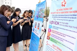 Cán bộ, nhân viên các cơ quan trên địa bàn tỉnh Điện Biên cài đặt ứng dụng "Điện Biên Smart" và sử dụng dịch vụ công trực tuyến tỉnh Điện Biên. (Ảnh: Trung Kiên/TTXVN) 