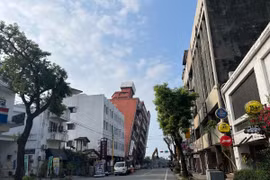Tòa nhà bị đổ nghiêng sau trận động đất tại Hoa Liên, Đài Loan, Trung Quốc, ngày 4/4. (Ảnh: THX/TTXVN)