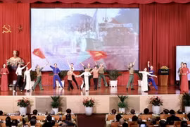 Chương trình văn nghệ chào mừng lễ kỷ niệm. (Ảnh: Lâm Khánh/TTXVN)