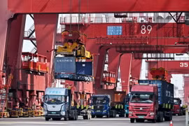 Xe tải vận chuyển hàng hóa tại cảng Thanh Đảo, tỉnh Sơn Đông, Trung Quốc. (Ảnh: THX/TTXVN)