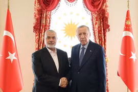 Tổng thống Thổ Nhĩ Kỳ Recep Tayyip Erdogan (phải) và thủ lĩnh Phong trào Hồi giáo Hamas Ismail Haniyeh tại cuộc gặp ở Istanbul, Thổ Nhĩ Kỳ. (Ảnh: AFP/TTXVN)