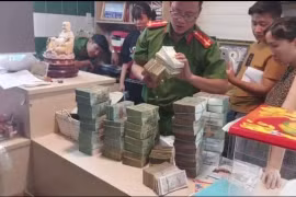 Công an khám xét, thu giữ nhiều ngoại tệ. (Ảnh: Công an cung cấp)