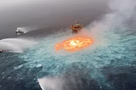 Hiện trường vụ cháy trên dàn khoan dầu của Công ty dầu mỏ nhà nước Pemex ở khu vực mỏ Cantarell, ngoài khơi Mexico tháng 7/2023. (Ảnh: CNN/TTXVN)