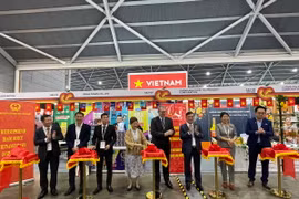 Cắt băng khai trương Gian hàng Việt Nam. (Ảnh Tất Đạt/Vietnam+)
