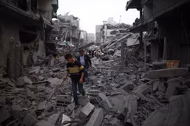 Cảnh đổ nát sau vụ oanh tạc của Israel xuống miền Trung Gaza ngày 4/4. (Ảnh: THX/TTXVN)
