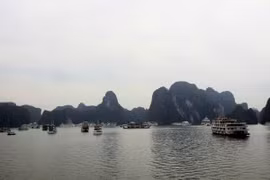 Tàu du lịch trên Vịnh Hạ Long. (Ảnh: Đức Hiếu/TTXVN)