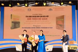 Bà Nguyễn Thị Quỳnh Nga, Giám đốc Chi nhánh Nhà xuất bản Chính trị quốc gia Sự thật tại Thành phố Hồ Chí Minh, trao tặng hoa cho hai diễn giả tham gia chương trình. (Nguồn: Nhà xuất bản Chính trị quốc gia Sự thật)