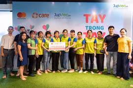 Trao tặng gói hỗ trợ trị giá 1,6 tỷ đồng. (Nguồn: jupviec.vn)