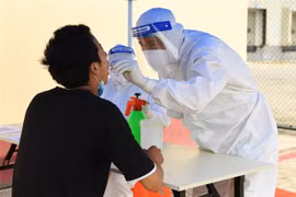Nhân viên y tế lấy mẫu xét nghiệm COVID-19 cho người dân tại Bắc Kinh, Trung Quốc ngày 25/6/2020. (Ảnh: THX/TTXVN)