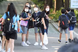 Học sinh tới trường tại Soeul, Hàn Quốc ngày 8/6/2020. (Ảnh: Yonhap/TTXVN)