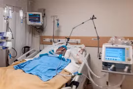 Bệnh nhân nhiễm COVID-19 điều trị tại bệnh viện ở New Delhi, Ấn Độ, ngày 9/6/2020. (Ảnh: AFP/TTXVN)