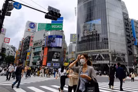 Người dân đeo khẩu trang phòng lây nhiễm COVID-19 trên một đường phố ở Tokyo, Nhật Bản, ngày 25/5/2020. (Ảnh: AFP/TTXVN)