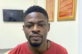 Đối tượng Ogo Emeka Donal, quốc tịch Nigeria, tại Cơ quan Công an. (Ảnh: TTXVN phát)